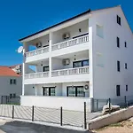 Luxury Alkar With Swimming Pool Razanj