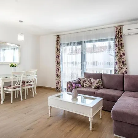 Luxury Alkar With Swimming Pool Apartment
