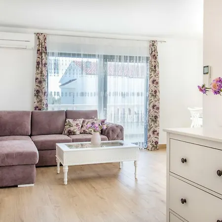 Apartmán Luxury Alkar With Swimming Pool