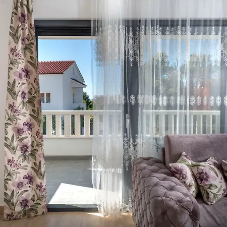 Luxury Alkar With Swimming Pool Apartmán Ražanj