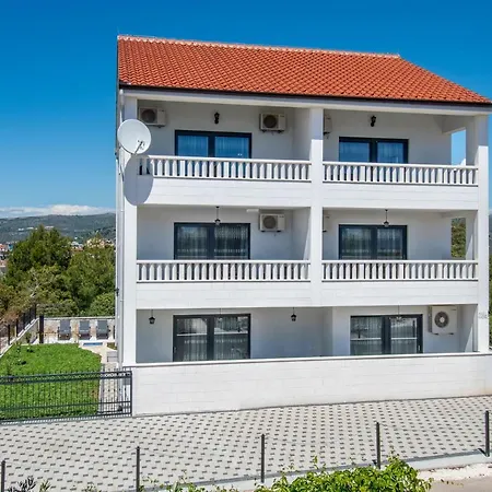 Luxury Alkar With Swimming Pool Apartament *