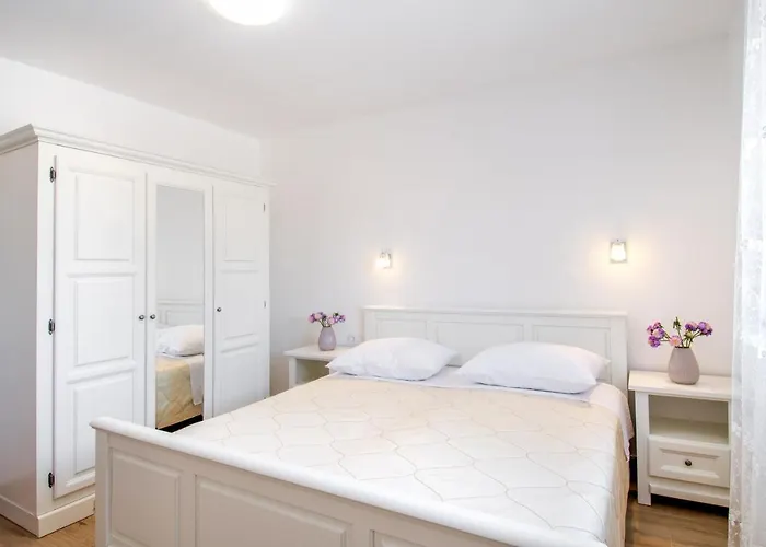 Luxury Alkar With Swimming Pool Ražanj