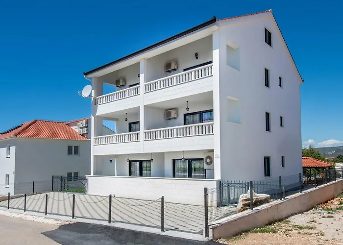 Luxury Alkar With Swimming Pool Ražanj