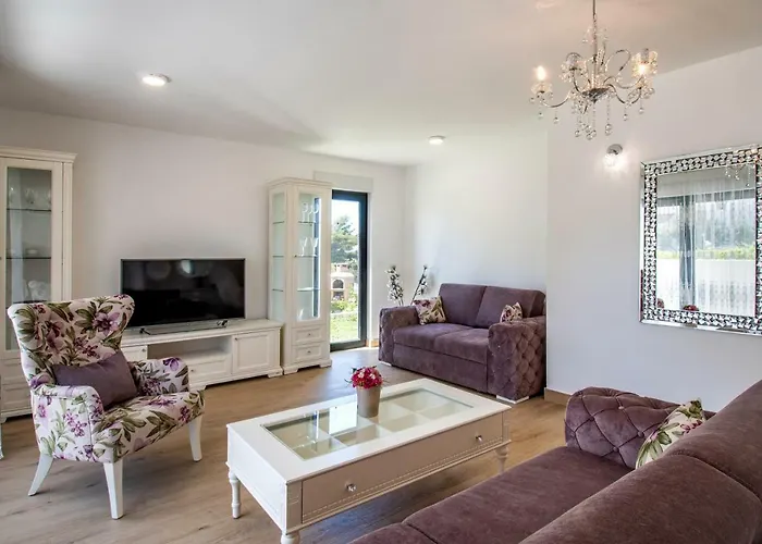 شقة Luxury Alkar With Swimming Pool *