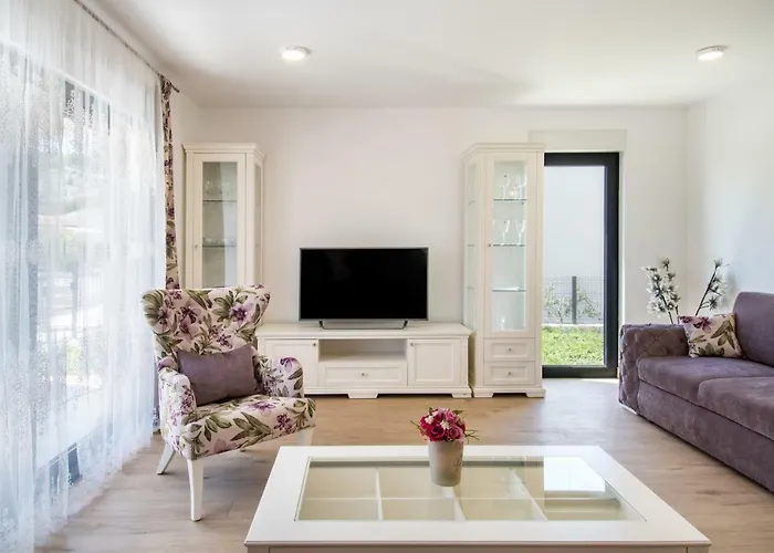 Luxury Alkar With Swimming Pool