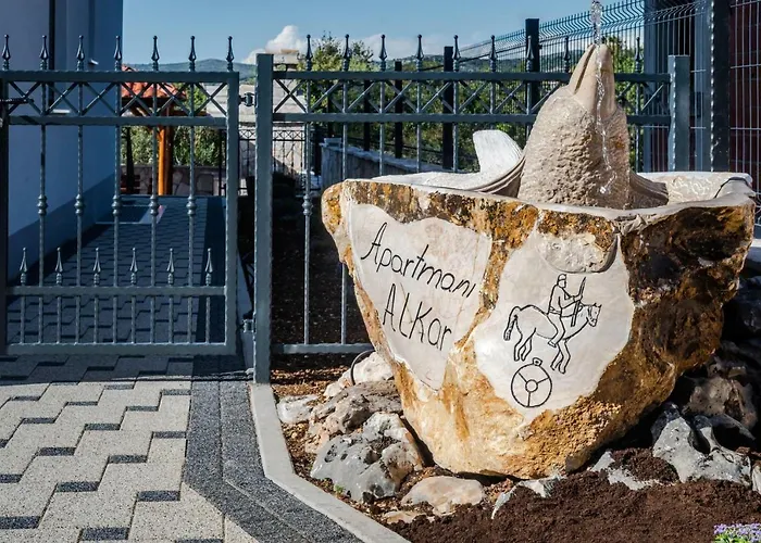 Luxury Alkar With Swimming Pool شقة *