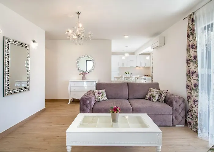 Luxury Alkar With Swimming Pool