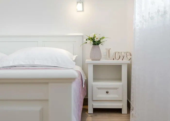 شقة Luxury Alkar With Swimming Pool